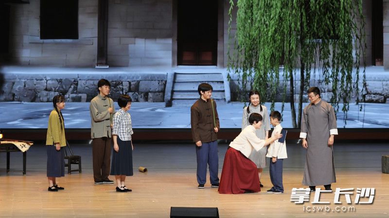 以“信仰”为主题的《骄杨之歌》党课现场。 以“信仰”为主题的《骄杨之歌》党课现场。