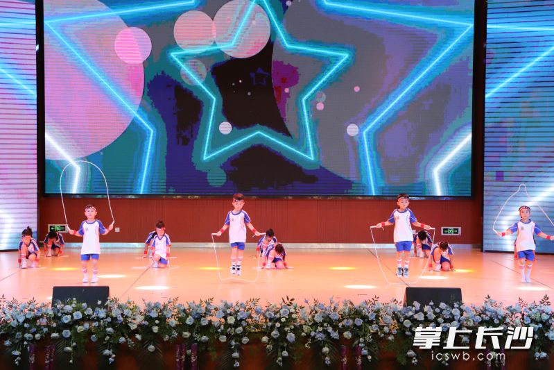 花样跳绳表演《“绳”采飞扬》。