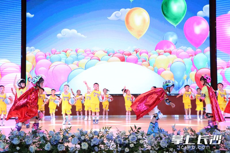 孩子们正在进行轮滑+篮球表演《无与 “轮”比，迎“篮”而上》。