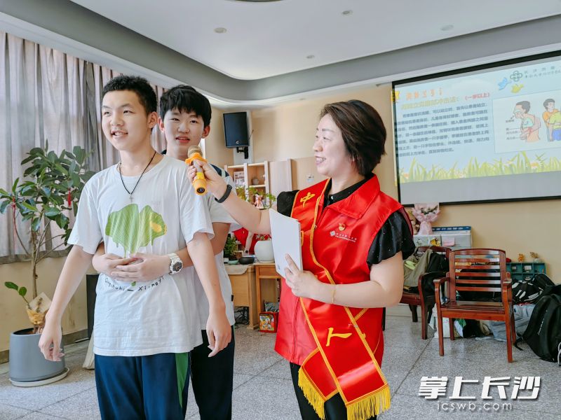 龙利亚邀请学生现场模拟海姆立克急救法操作。  均为长沙晚报通讯员王翘丞摄