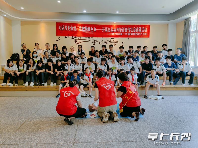 龙利亚向在场的同学们重点介绍了心肺复苏的方法。