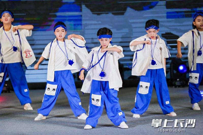 台上斗舞燃动一夏。均为市体育局供图 台上斗舞燃动一夏。均为市体育局供图