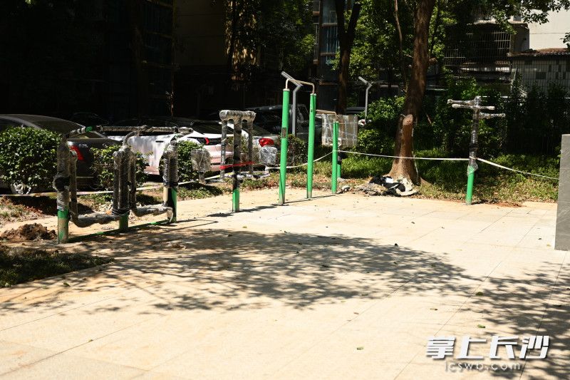 在小区的休闲广场，崭新的6套健身器材已经全部安装到位。