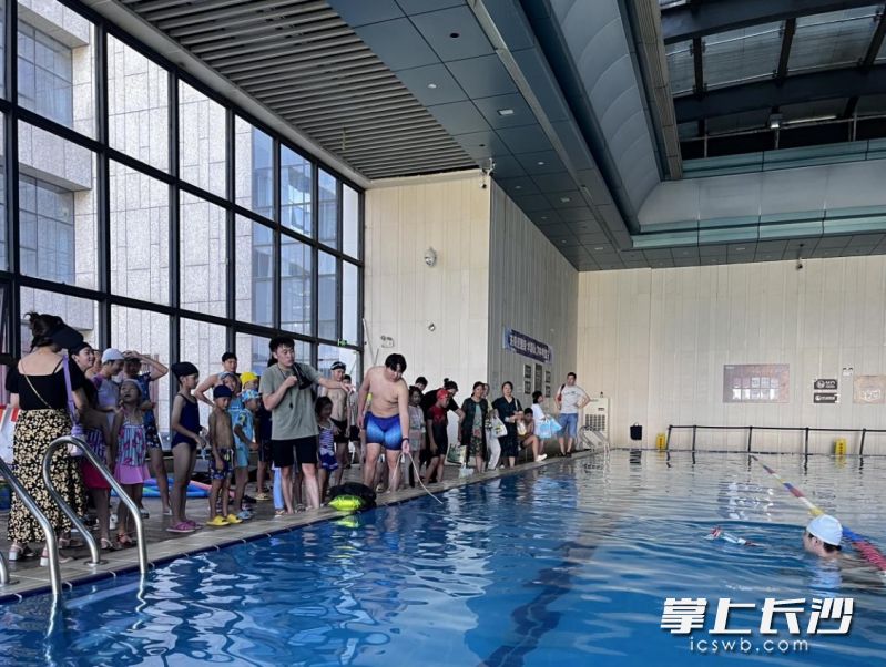 现场，教练教导学生使用未拆包的薯片、垃圾袋、矿泉水瓶、救生杆和救生绳救助他人。 均为长沙晚报全媒体记者吴鑫矾、通讯员刘庆摄