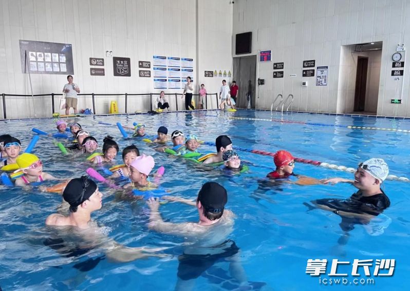 教练带领学生们进行操作演练，一步步熟悉防溺水技能。