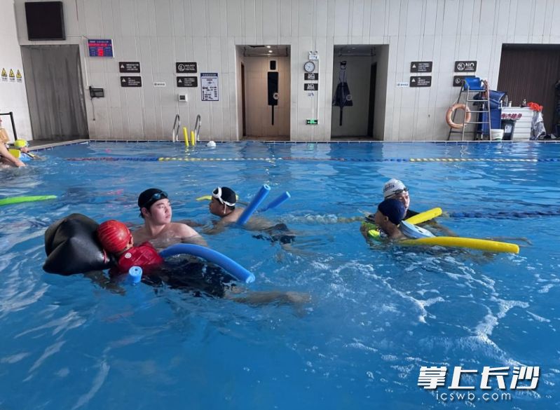 在教练的耐心指导下，学生们从最初的胆怯逐渐变得自信。