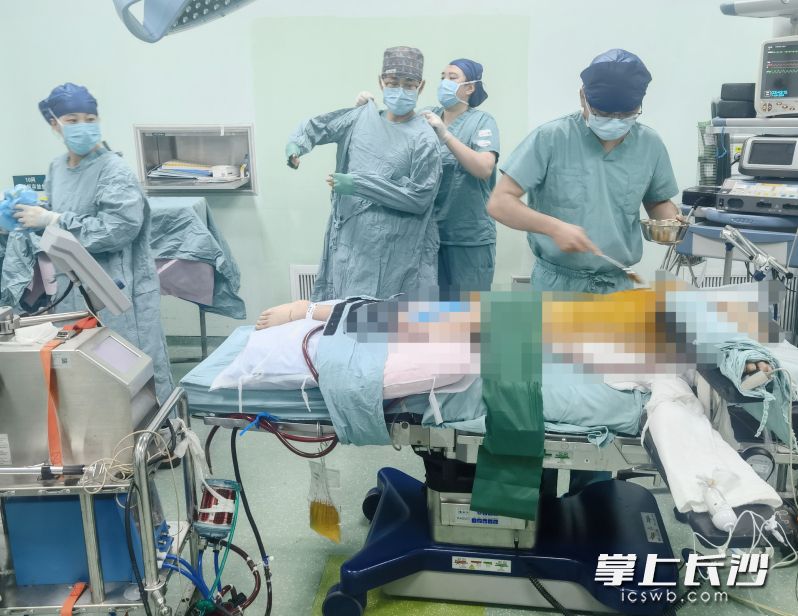 湖南省人民医院多学科团队在ECMO支持下为患儿施行肺、气管、支气管修补术。长沙晚报通讯员 田馨怡 供图 湖南省人民医院多学科团队在ECMO支持下为患儿施行肺、气管、支气管修补术。长沙晚报通讯员 田馨怡 供图