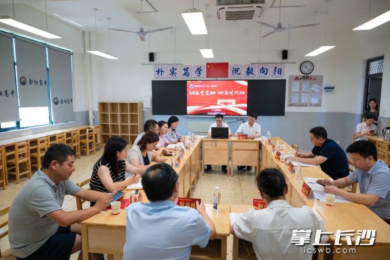 研讨会上，各校分为十个小组开展团队研讨活动。