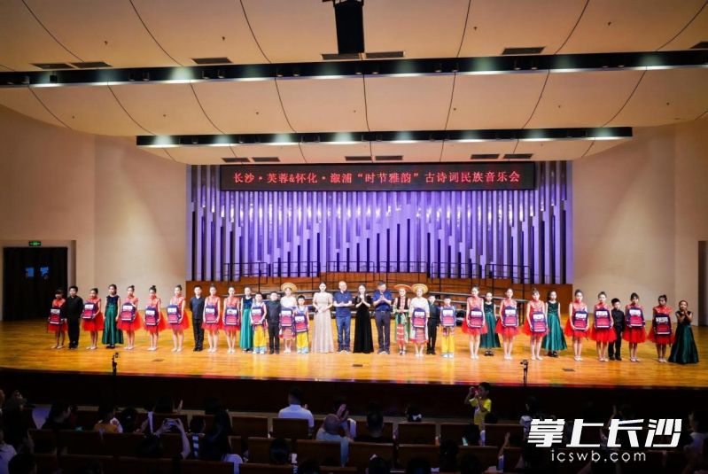 这场文化的盛会以民乐为核心，并融入合唱、舞蹈、美术及语文等多学科元素。