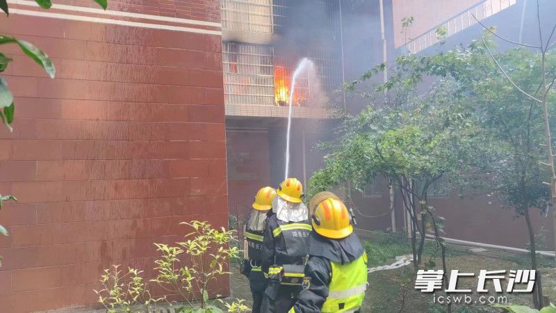 一小区居民家起火，消防紧急灭火救援。长沙晚报通讯员 冯运文 供图