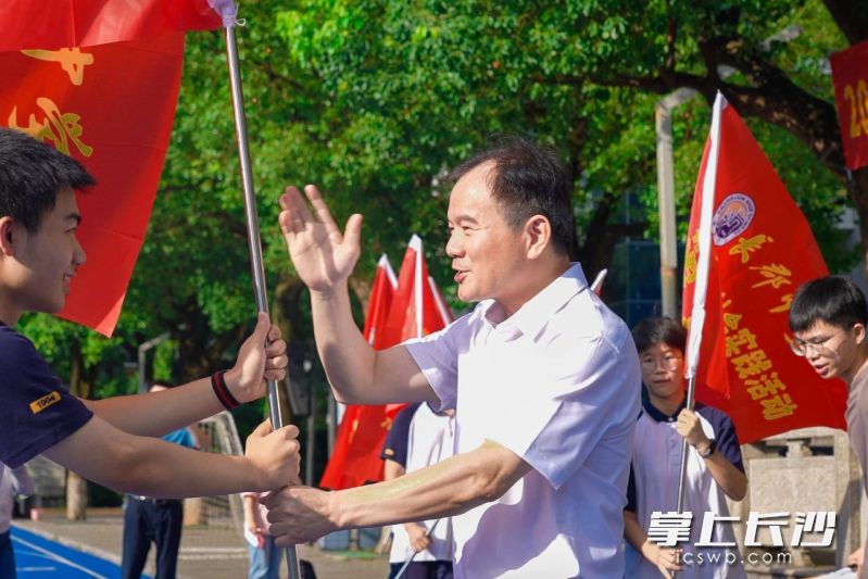 长郡中学校长邓智刚为12个大队授旗。长沙晚报通讯员  范嘉树 摄