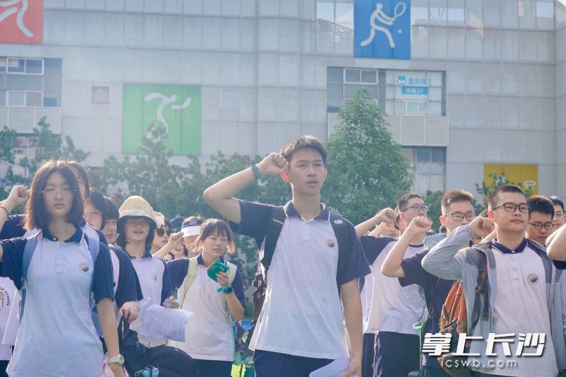 出发前，全体千余名学子庄严宣誓。
