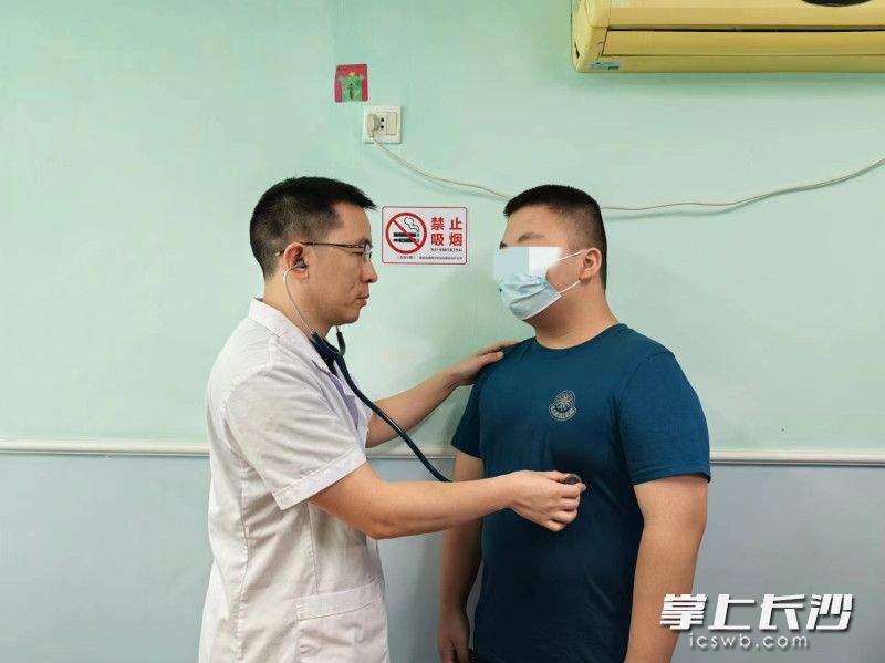 今日，小飞回到湖南省儿童医院心胸外科复诊。  通讯员供图