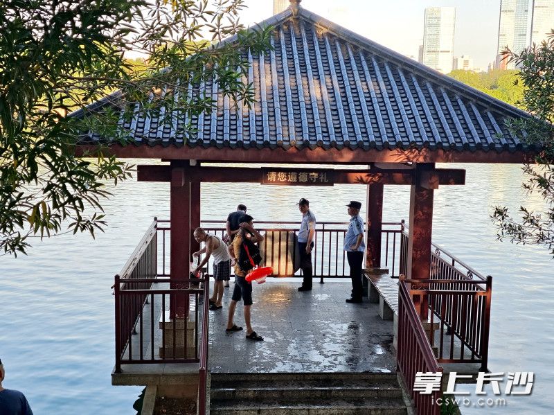 野泳的市民在民警的劝阻下上岸。 野泳的市民在民警的劝阻下上岸。