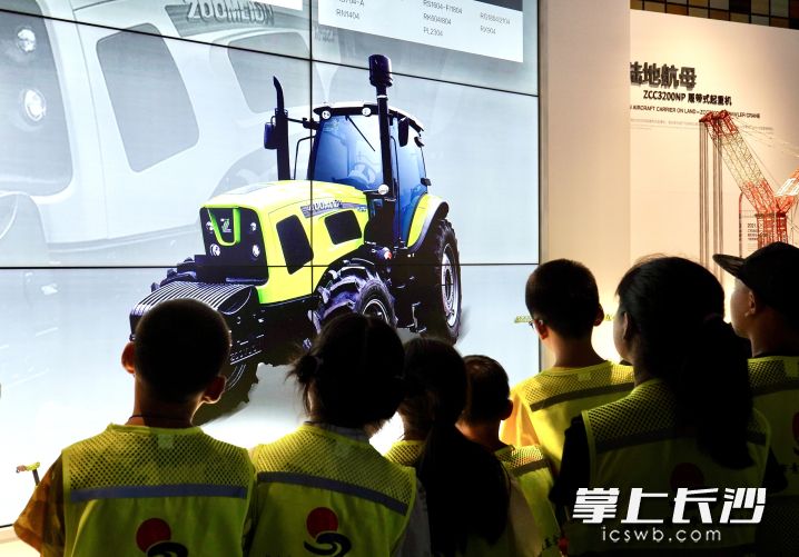 10日下午，参加夏令营的孩子们走进中联重科。长沙市青基会供图