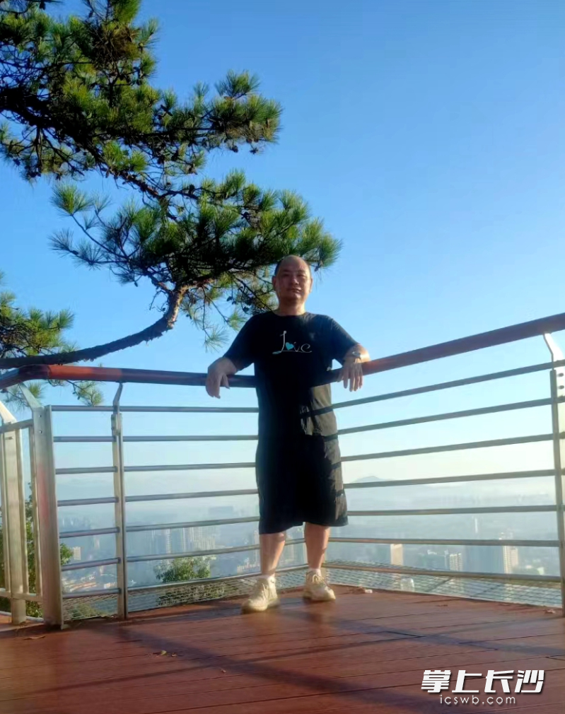 钟观斗是一个忠厚老实、有爱心的人，生前总是乐于助人。