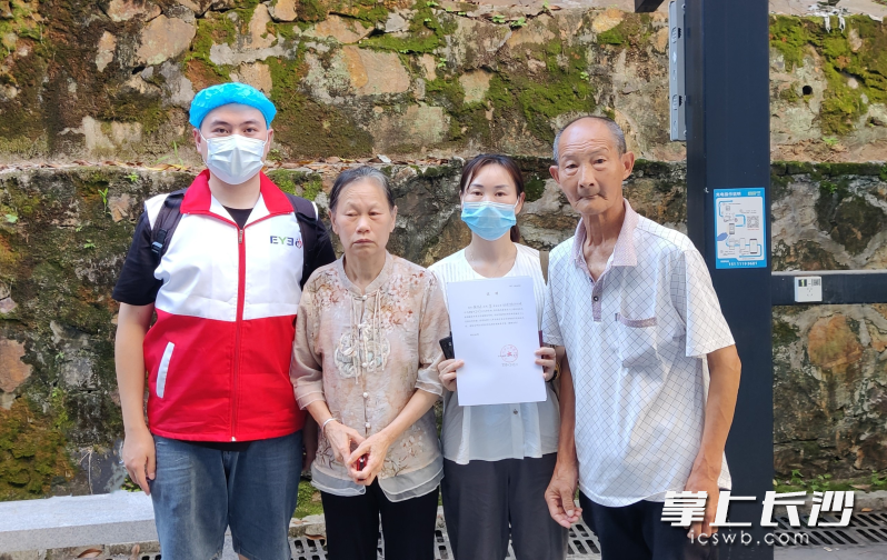 家人遵照钟观斗遗愿，帮助他完成捐献角膜和遗体的心愿。均为长沙晚报通讯员  杨丽红 潘爱华 供图