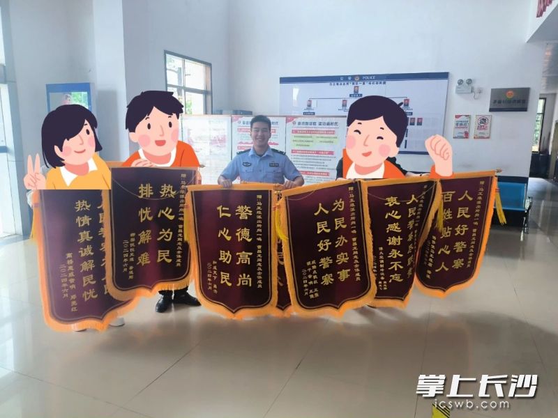 受害人们给民警送来了锦旗。受访者供图