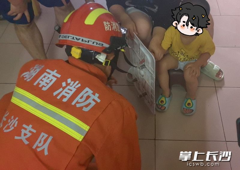 小男孩右手食指被空调后盖塑料板的小孔卡住，消防紧急破拆救援。长沙晚报通讯员 杨慧 供图