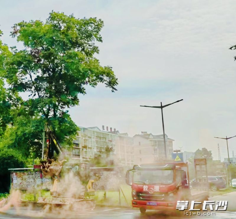 工地烟雾弥漫,燃气泄漏,气味刺鼻。 均为长沙晚报全媒体记者李卓摄 工地烟雾弥漫,燃气泄漏,气味刺鼻。 均为长沙晚报全媒体记者李卓摄