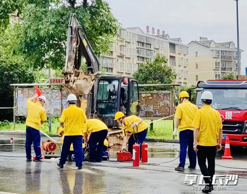 新奥燃气突击队员紧急抢修。 新奥燃气突击队员紧急抢修。