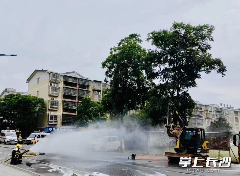 消防人员用水雾稀释气体扑灭明火。 消防人员用水雾稀释气体扑灭明火。