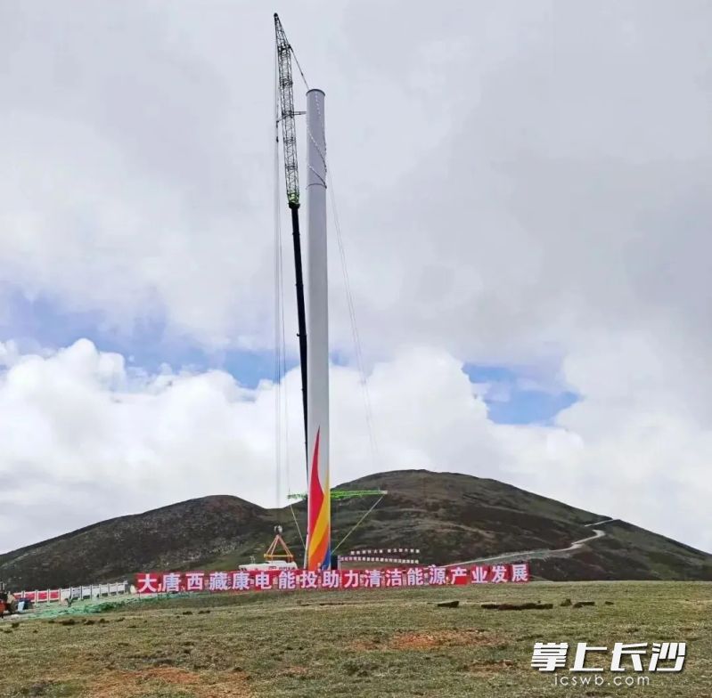 中联重科起重机助建全球海拔最高风电项目。受访者供图