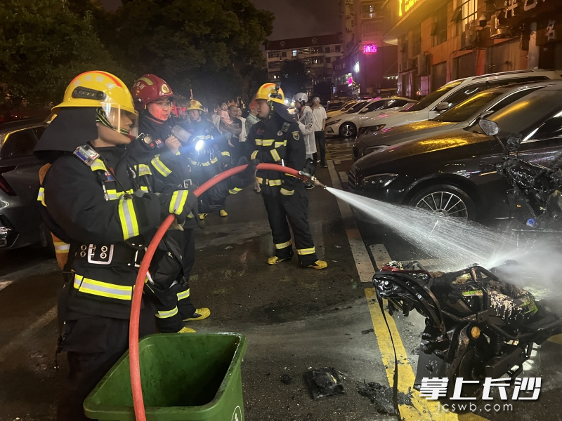 消防救援人员用水枪对电动自行车进行降温灭火。长沙晚报通讯员 谢梦嘉 供图