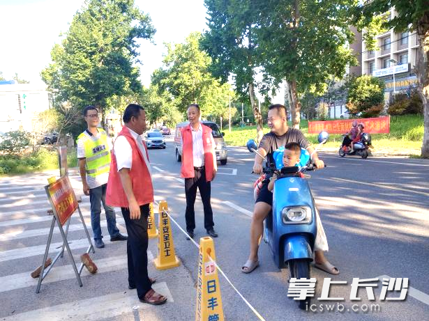 志愿者在八家湾水库附近开展防溺水安全劝导活动。受访方供图
