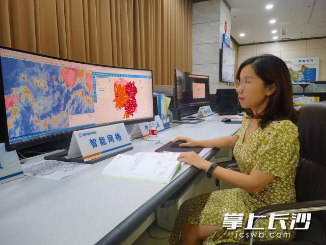 湖南省气象台国家级首席预报员刘红武研判最新天气。长沙晚报通讯员 林城 供图