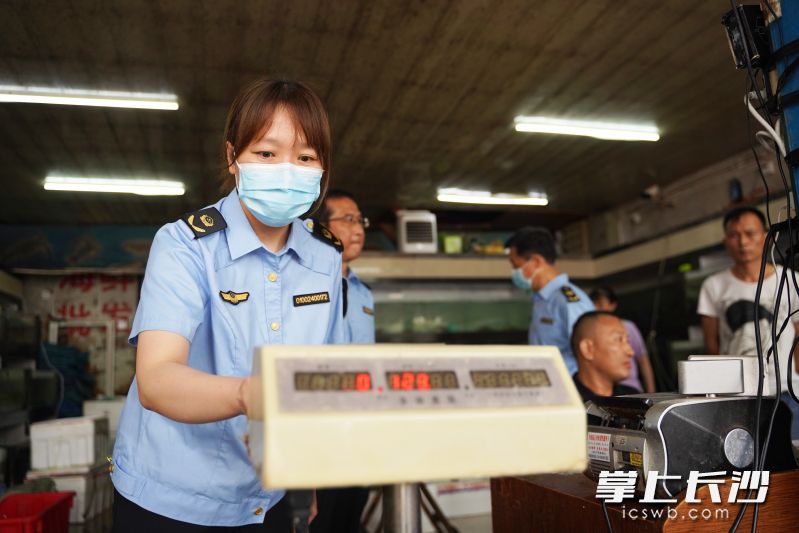 长沙市市场监管执法人员在检查马王堆海鲜市场的电子秤。资料图片