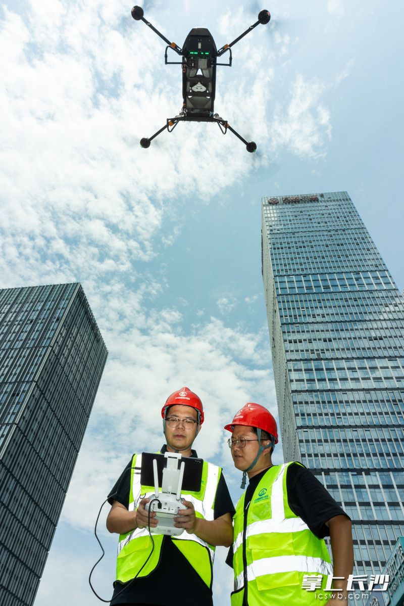 长沙市规划勘测设计研究院工作人员在用无人机对城区建筑物进行影像初期采集。长沙晚报全媒体记者 董阳 摄