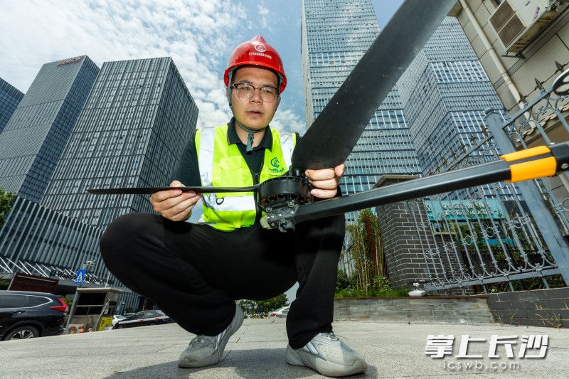 长沙市规划勘测设计研究院测绘高级工程师邹洵在烈日下调试大型无人机。长沙晚报全媒体记者 董阳 摄