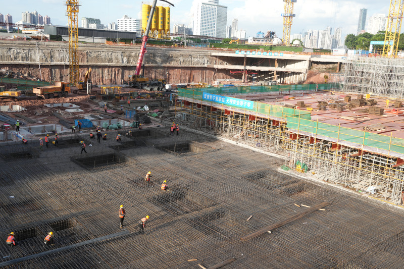 中建五局承建的广州白鹅潭项目正在进行地下工程施工，项目是华南地区最大、规格最高、M1级重奢万象城。其以“数字”赋能，配套智慧工地开展数字化管理。