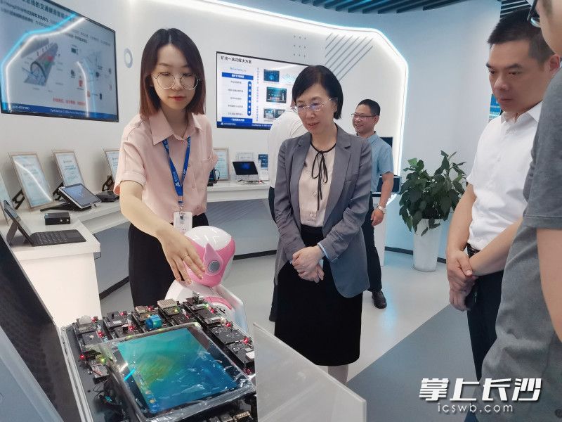 招商小队拜访企业。  均为长沙晚报通讯员李奕潜供图