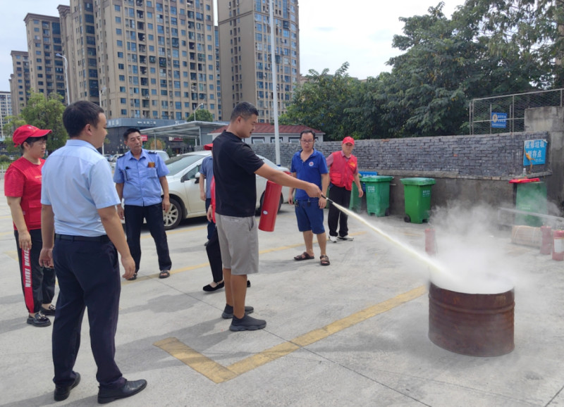 金桂夜市摊主现场体验灭火器的正确使用方法。