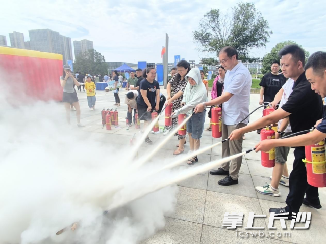 互动活动吸引了众多市民参与，在轻松愉快的游玩中学习安全知识，掌握自救互救技能。