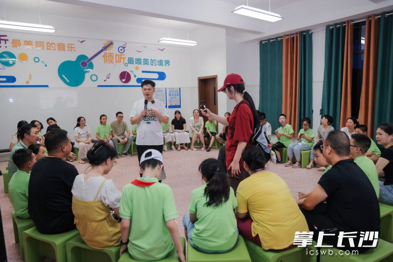 在心理团辅专家的组织下，“爸爸妈妈说”“模仿秀”“头脑风暴”“爱心卡”等亲子互动环节温馨上演。