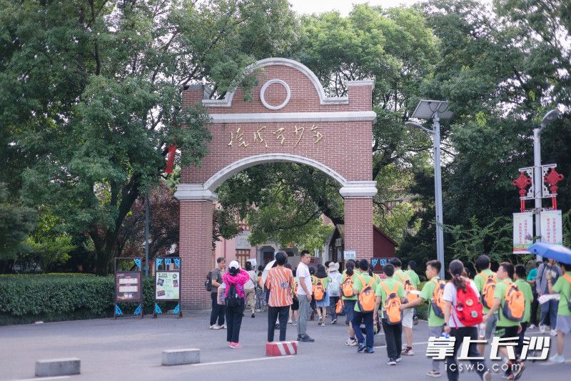 孩子们前往湖南第一师范学院参观。