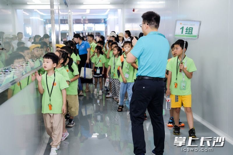 在园区企业生产线，孩子们零距离体验科技魅力，领略大国工匠技艺。均为全媒体记者 周游 通讯员 高兴 摄影报道