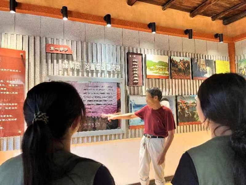 实践队员们参观宋任穷故居。