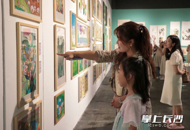 市民们正聚精会神地欣赏艺术作品。 市民们正聚精会神地欣赏艺术作品。