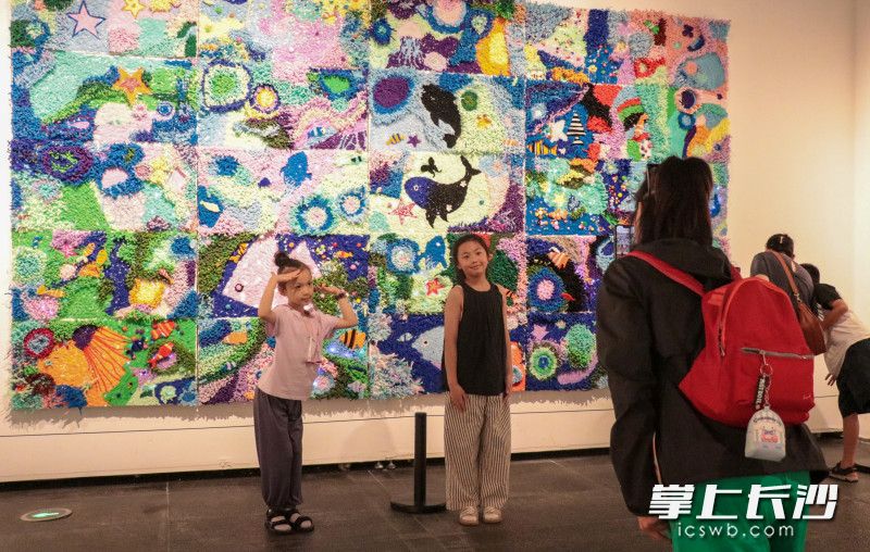 纯真的色彩、精致的作品吸引市民游客们拍照留念。 纯真的色彩、精致的作品吸引市民游客们拍照留念。