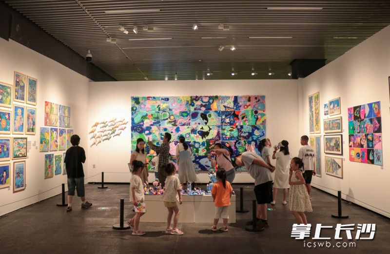 7月13日,2024年湖南美术馆“艺梦同绘·缤纷的种子”儿童主题艺术展启幕。均为长沙晚报全媒体记者 何文瑞 摄 7月13日,2024年湖南美术馆“艺梦同绘·缤纷的种子”儿童主题艺术展启幕。均为长沙晚报全媒体记者 何文瑞 摄