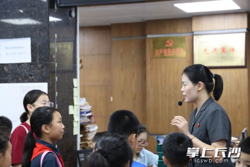 28名中小学生走进岳麓区法院，“近距离”认识法院，感受司法脉动。长沙晚报通讯员 贺艺蕾 摄