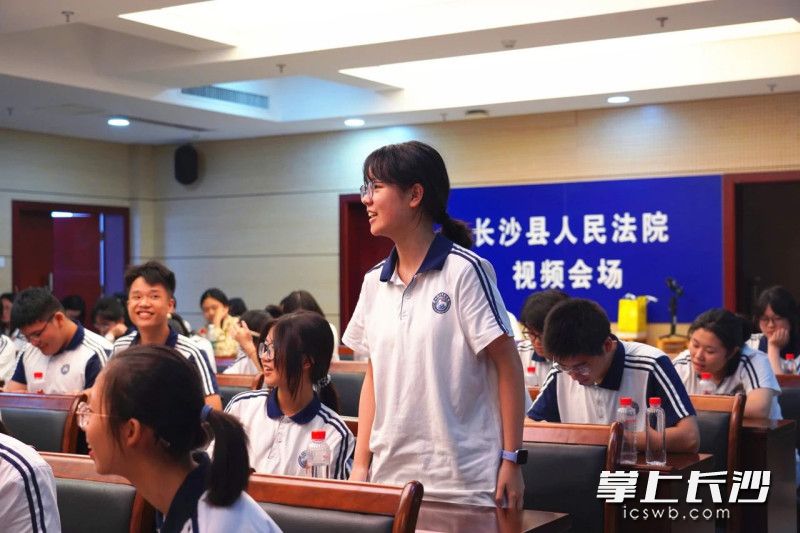 长沙县法院普法课堂上，同学们参与互动。长沙晚报通讯员 李顺璋 摄