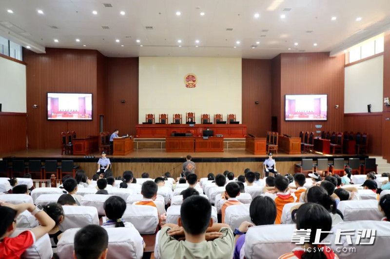 在望城区法院，同学们还“零距离”旁听一起寻衅滋事案件庭审。长沙晚报通讯员 曾晶晶 摄