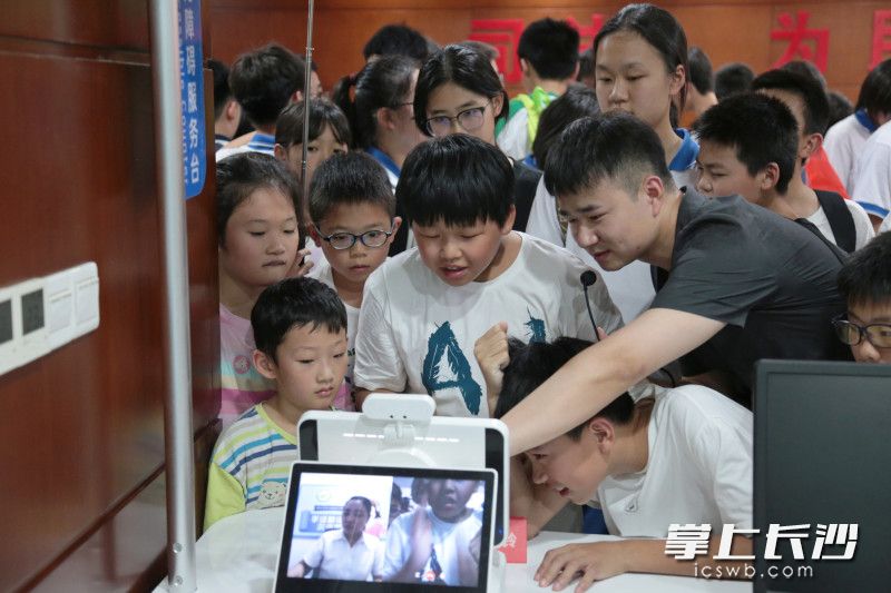 同学们参观天心法院的立案诉服大厅、审判法庭、调解室等区域。长沙晚报通讯员 谭昊 摄