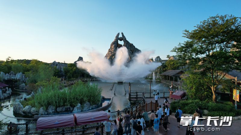 长沙方特邀你夏日玩水。均为资料图片