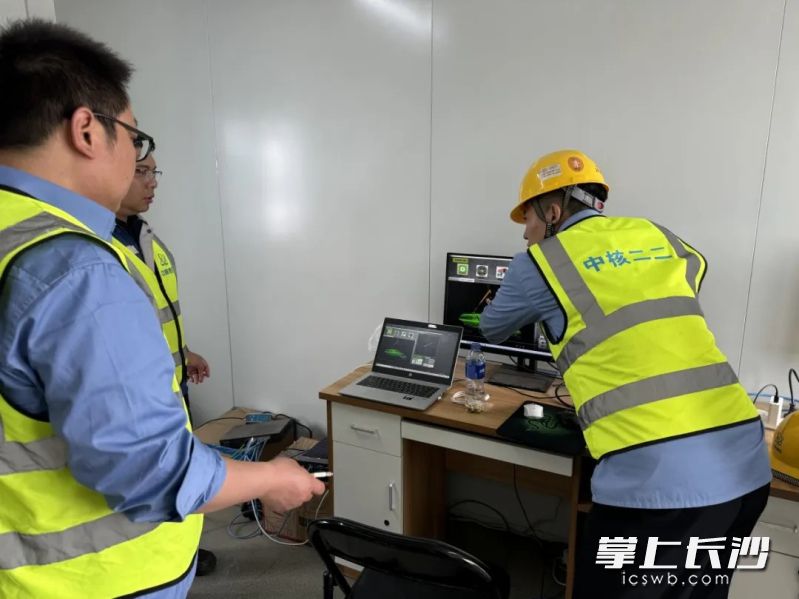 中联重科团队成员正在讲解“激光雷达全域主动防撞预警系统”。均为受访者供图